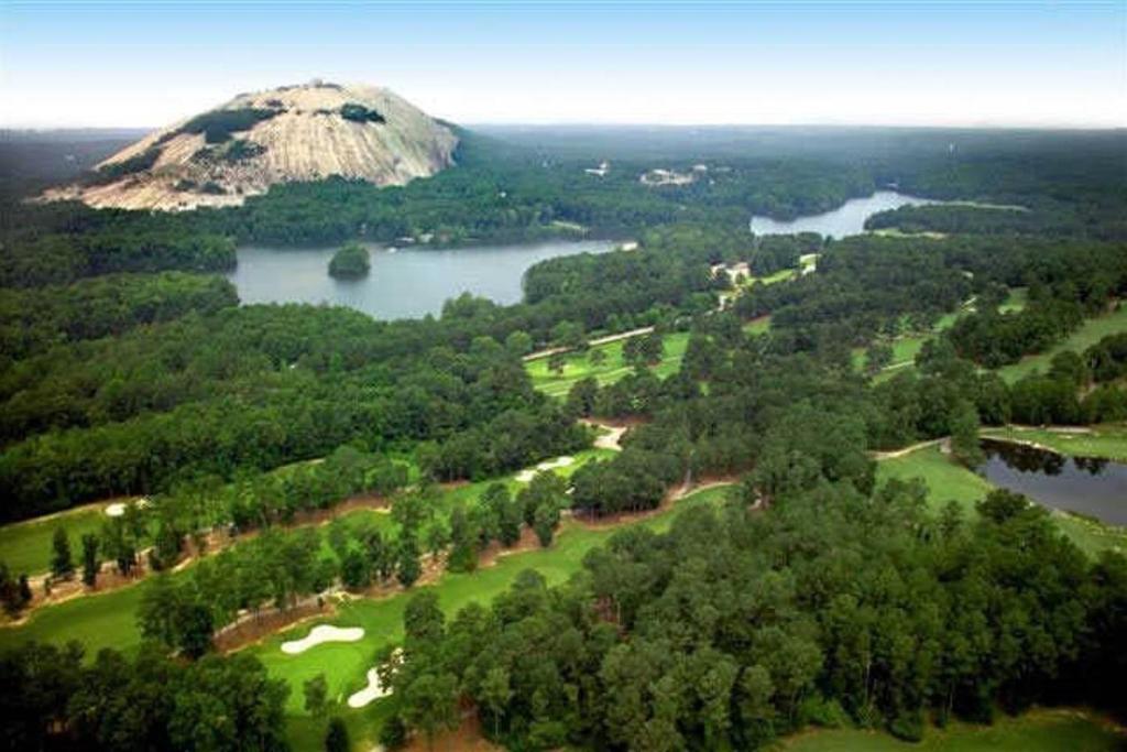 石头山Mountain View GetAway的高尔夫球场和山脉的空中景致
