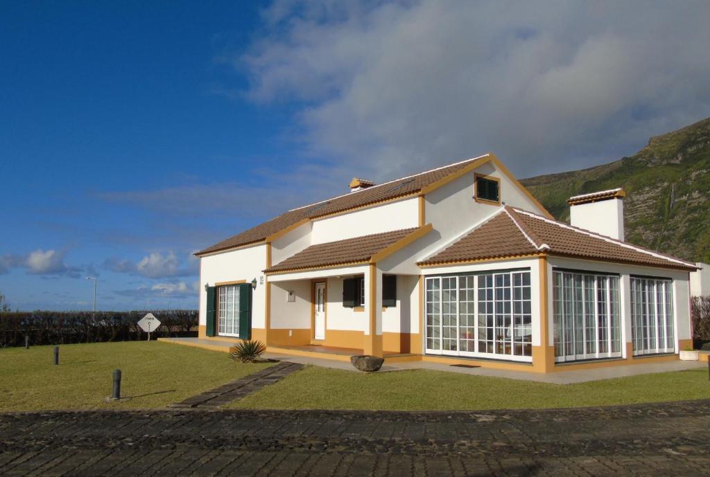 Faja GrandeCasa dos Salgueiros的白色房子,有棕色的屋顶