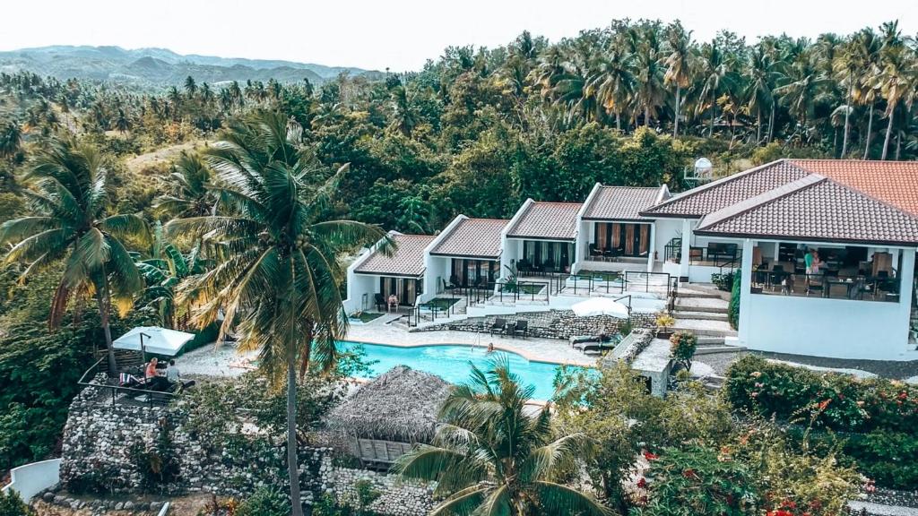 ArgaoPanorama de Argao Boutique Resort的享有带游泳池的度假村的空中景致