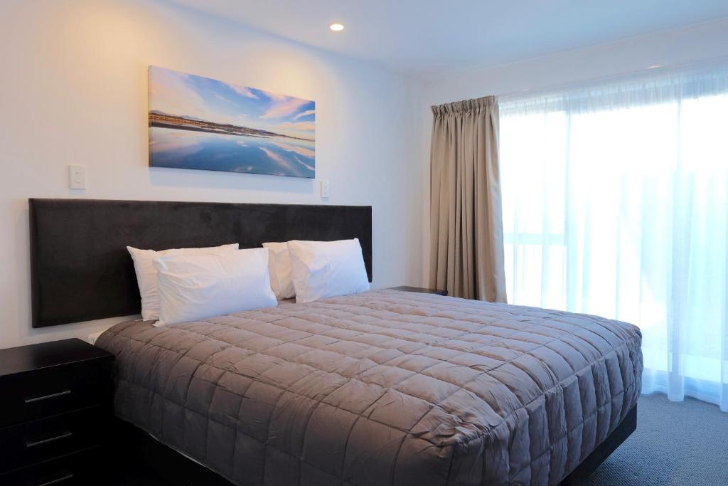 霍基蒂卡斯托佛尔斯汽车旅馆的一间卧室设有一张床和一个大窗户