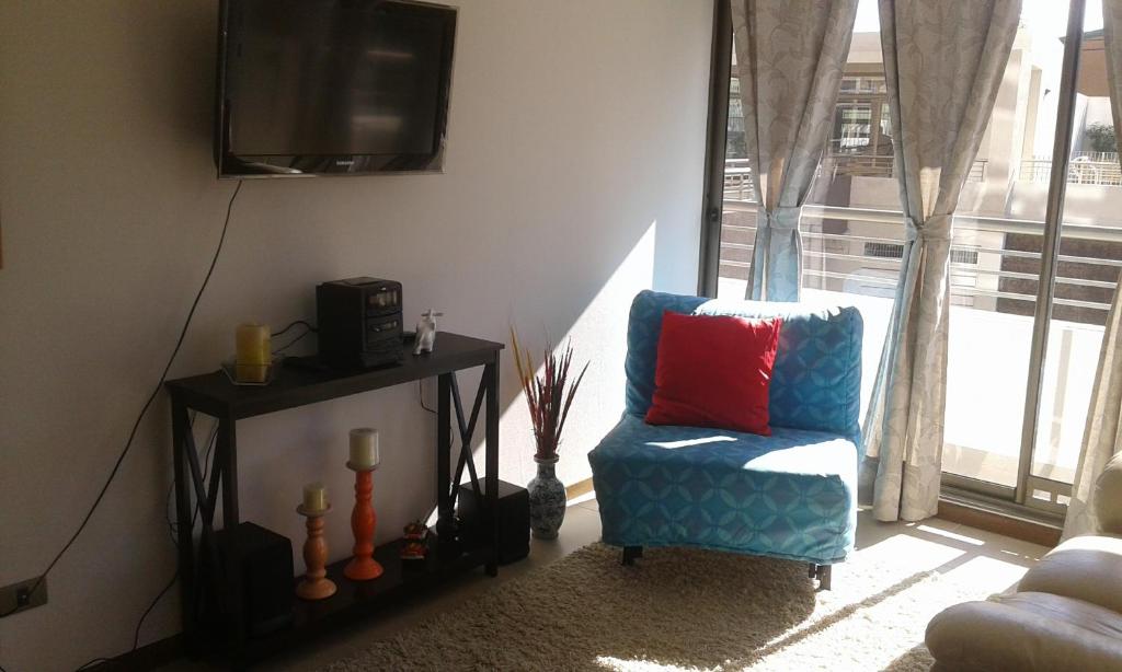 维纳德马Departamento Atlántico 4030的客厅配有椅子和电视