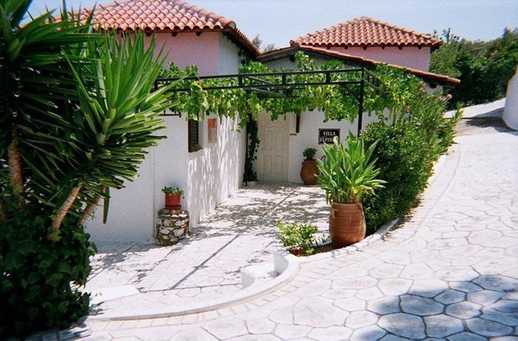 特劳洛斯Villa Elpiniki的前面有植物的白色房子