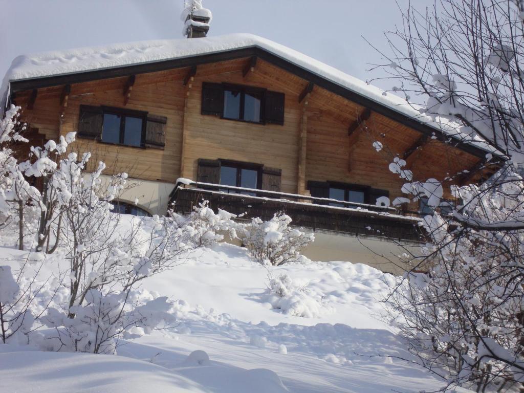 拉克吕萨特拉斯住宿加早餐旅馆的小木屋前面的地面上有雪