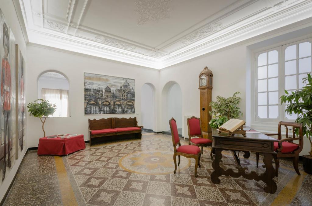 热那亚Genova46 Suites & Rooms的客厅配有钢琴和沙发