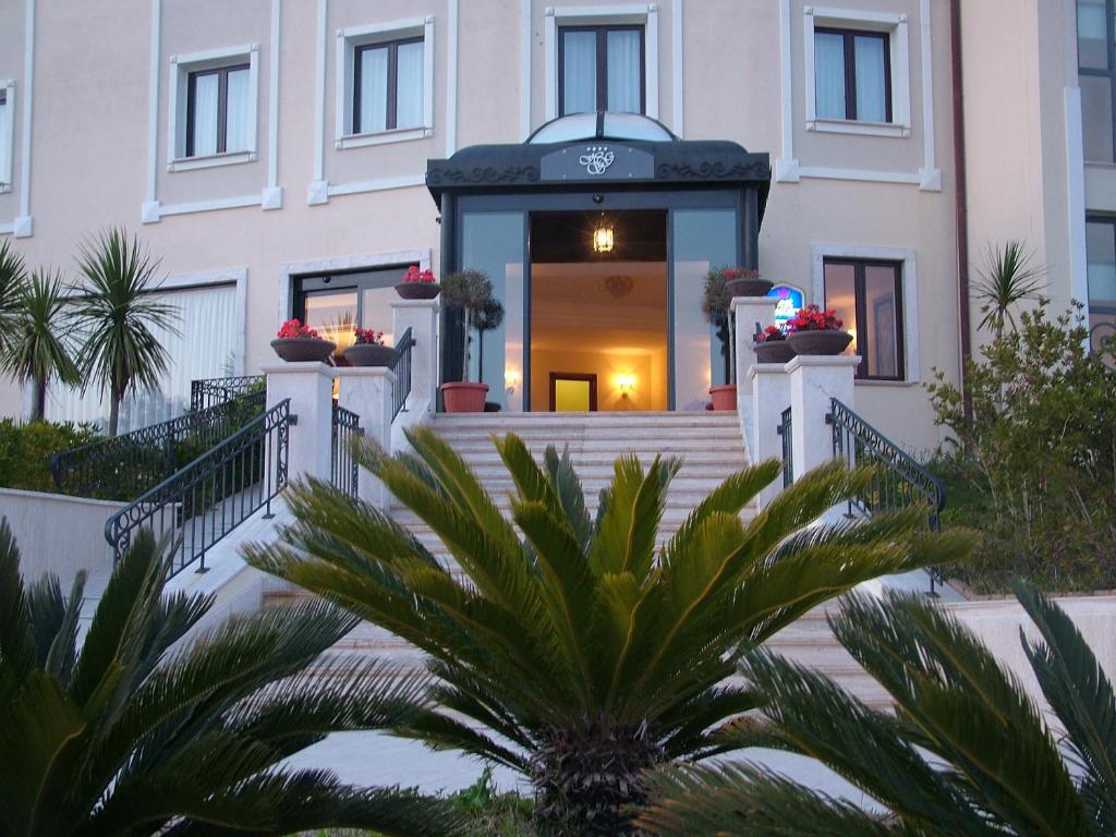 克罗托内Hotel San Giorgio的前面有楼梯的建筑