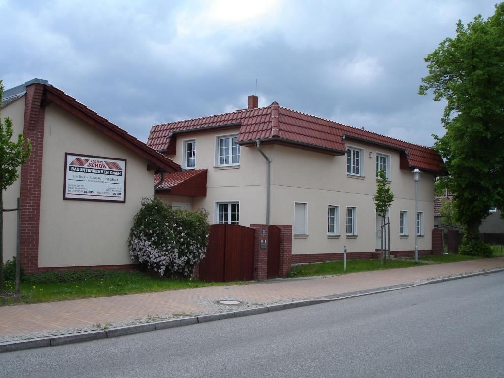 DyrotzFerienwohnung Schob的街道边的房子