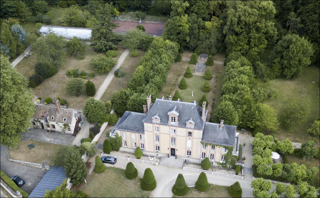 Chartrettes鲁永德雷斯特城堡旅馆的享有树木繁茂的大房子的空中景色