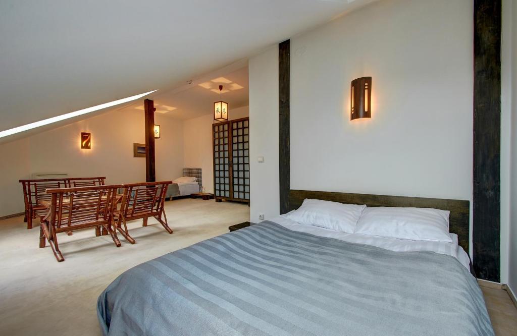 维尔纽斯Aerohotel的卧室配有一张床和一张桌子及椅子
