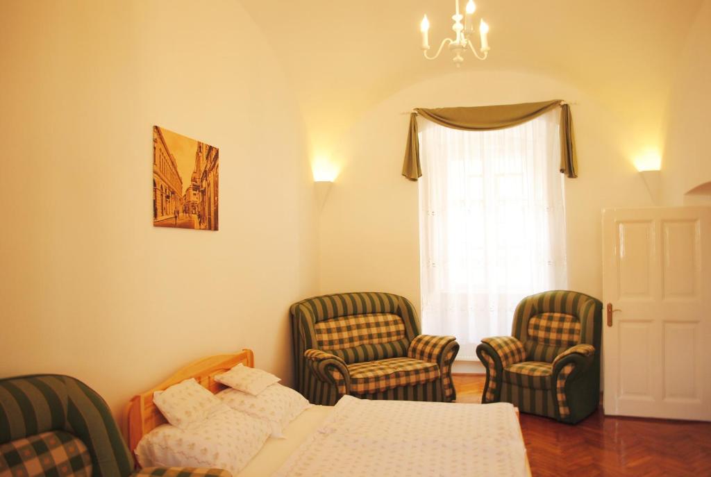 埃格尔多博泰瑞公寓的客厅配有椅子、床和窗户