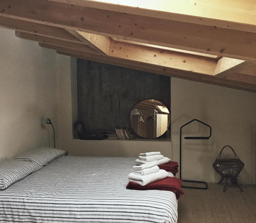 PilzoneCasa del Nespolo的一间卧室配有带毛巾的床