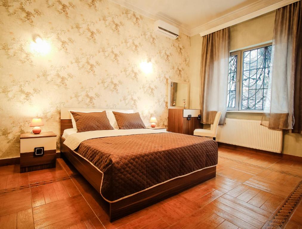 第比利斯Hotel Toma's House的一间卧室设有一张大床和一个窗户。