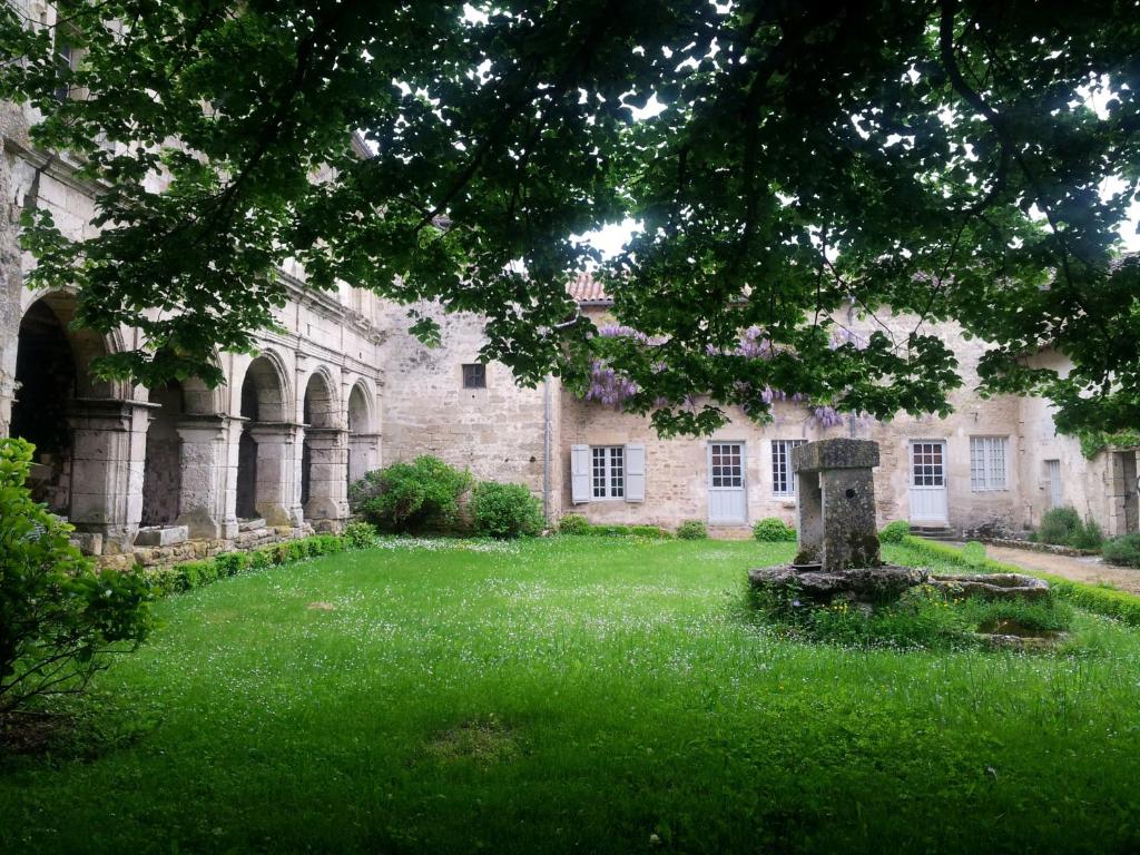 Azay-le-BrûléLe prieuré Saint Barthélémy的一座老石头建筑,院子里有坟墓