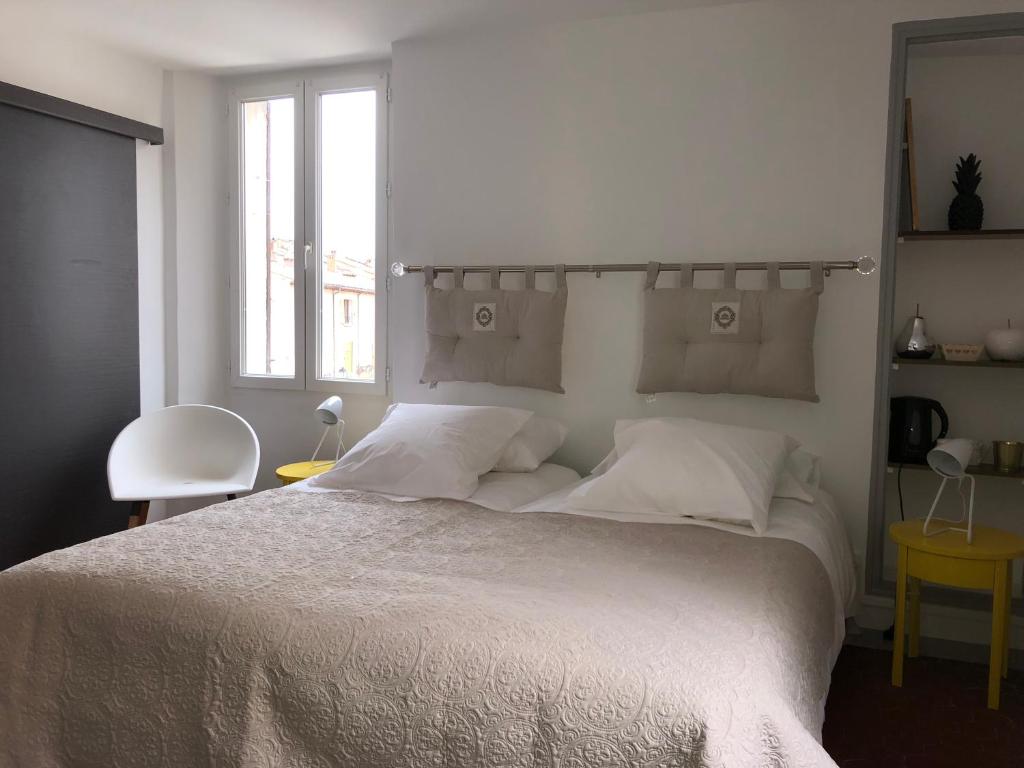 穆斯捷-圣玛丽朱尔旅馆的白色卧室配有一张带白色床单的大床