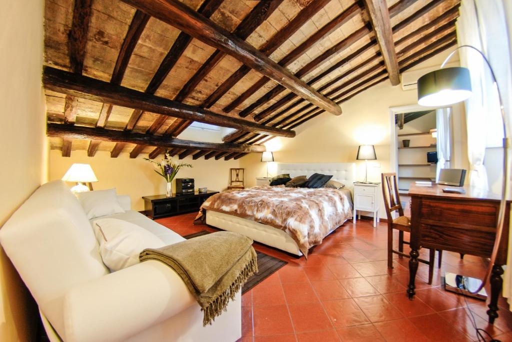罗马Luxury Apartment Pantheon的一间卧室配有一张床和一张书桌
