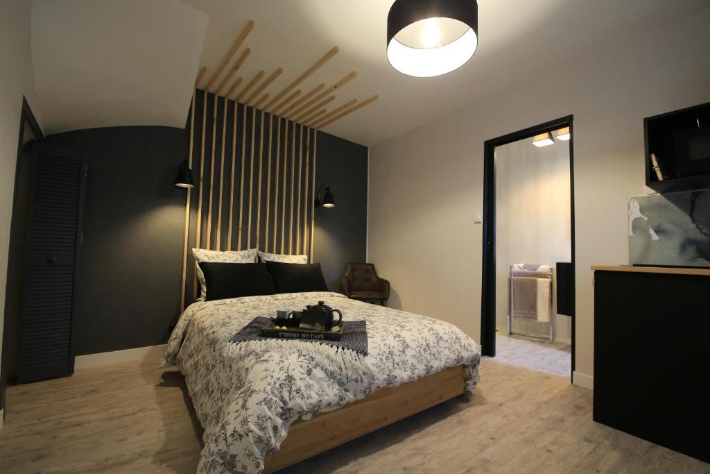 奥尔良乐尼博德罗勒公寓的一间卧室设有一张大床和一个大镜子