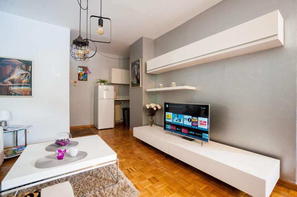 萨格勒布Marko Zagreb的客厅配有白色沙发和平面电视。