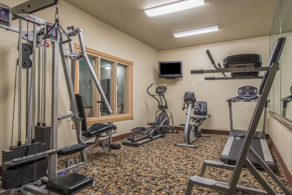 威奇托福尔斯威奇托福尔斯贝蒙特旅馆套房酒店的健身房设有数台跑步机和健身自行车