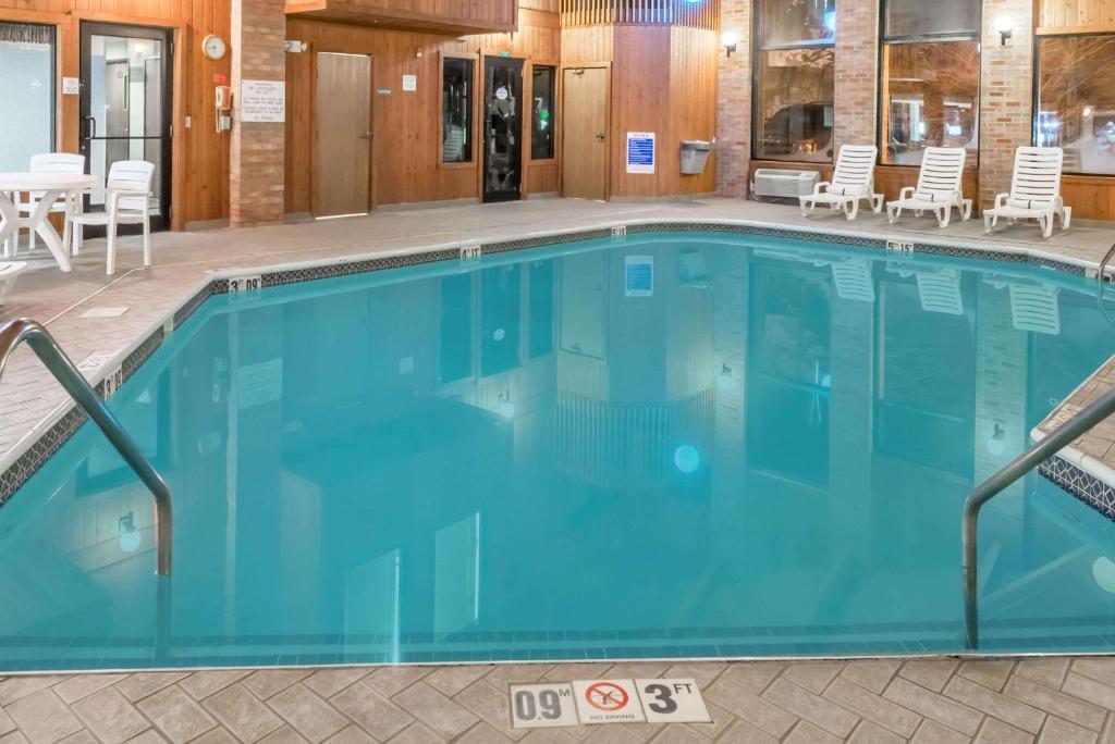 剑桥剑桥贝蒙特旅馆套房酒店的蓝色的大游泳池,位于酒店客房内