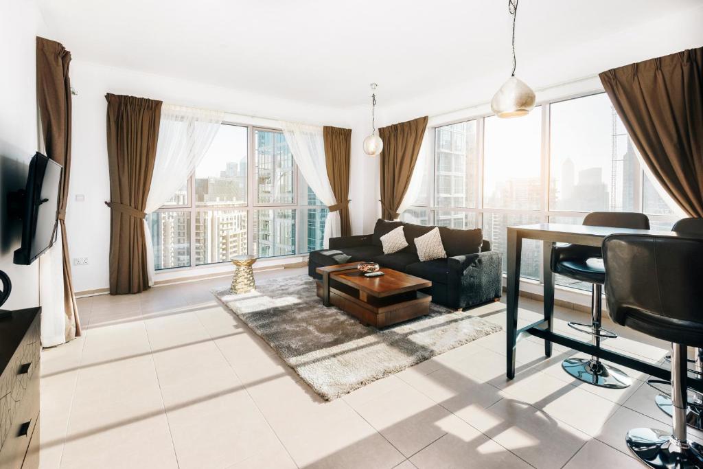 迪拜One Bedroom Apartment Dubai Fountain & Old Town View by Auberge的客厅配有沙发和桌子