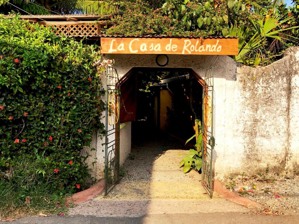 别霍港La Casa de Rolando的带有读取“cocosa de ronda”标志的建筑物入口