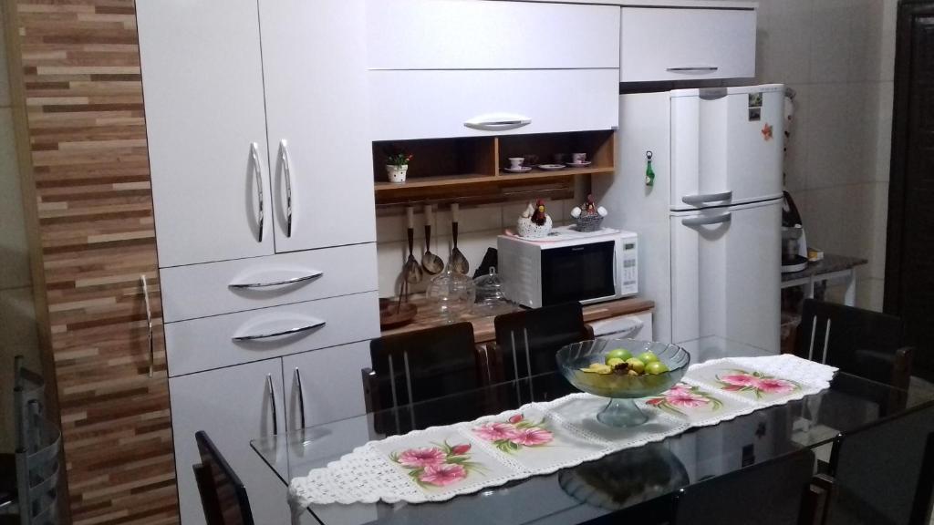 奥林匹亚Casa Central的厨房配有桌子和冰箱