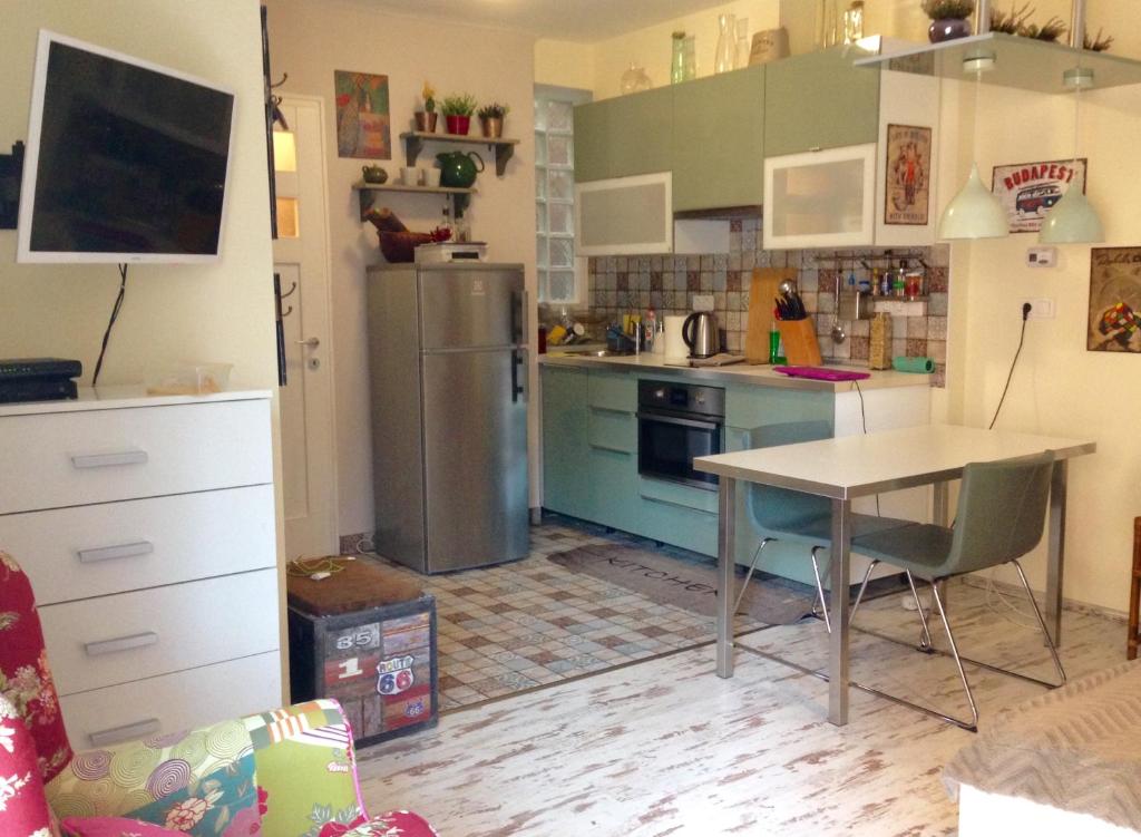 布达佩斯Studio Karma的厨房配有桌子和冰箱