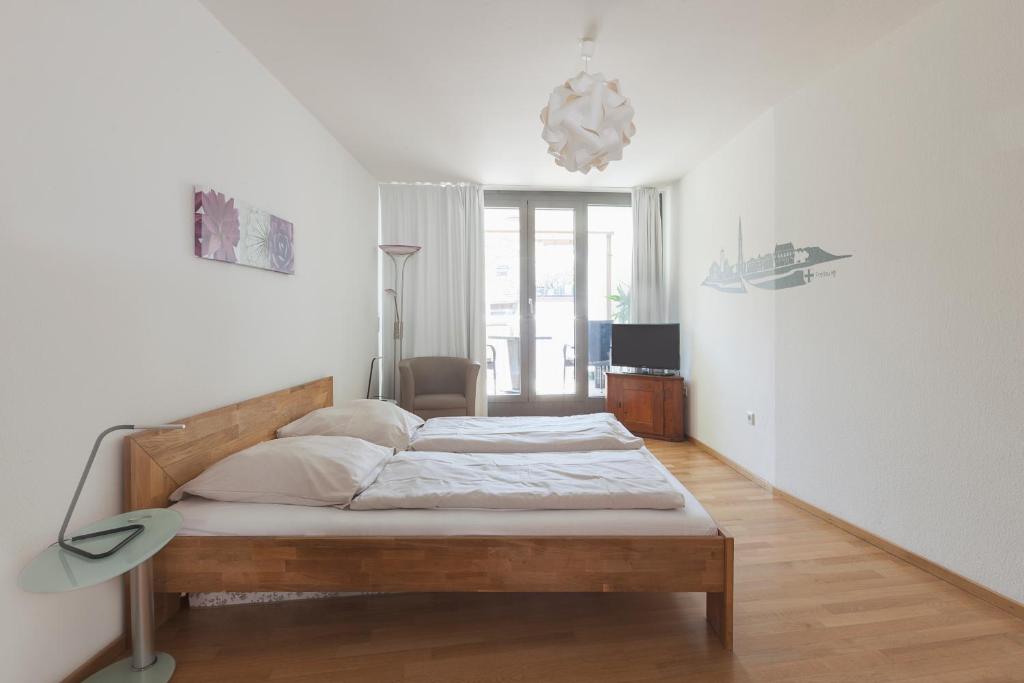 弗莱堡Altstadtloft am Martinstor的一间卧室配有一张带木制床头板的床