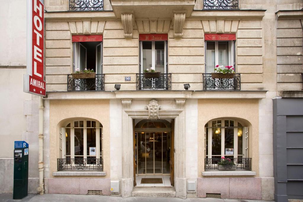 巴黎拉米拉尔酒店的建筑的外墙,设有窗户和阳台