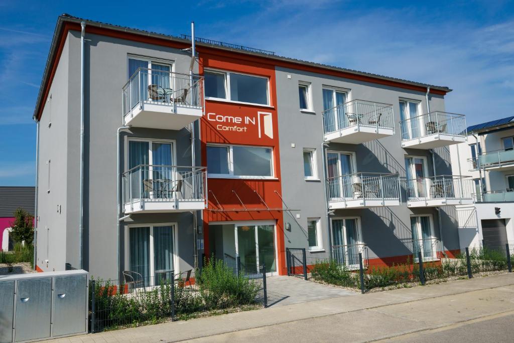 因戈尔施塔特Come IN Comfort的公寓大楼拥有红色和白色的外墙