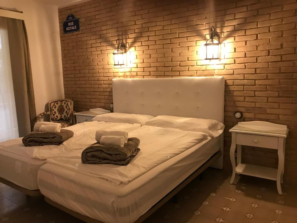 卡拉达沃黄金之家旅馆的一间卧室配有一张床,上面有两条毛巾