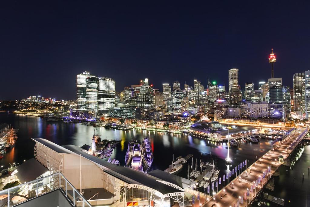 悉尼达令港三卧室公寓的港口城市的夜视