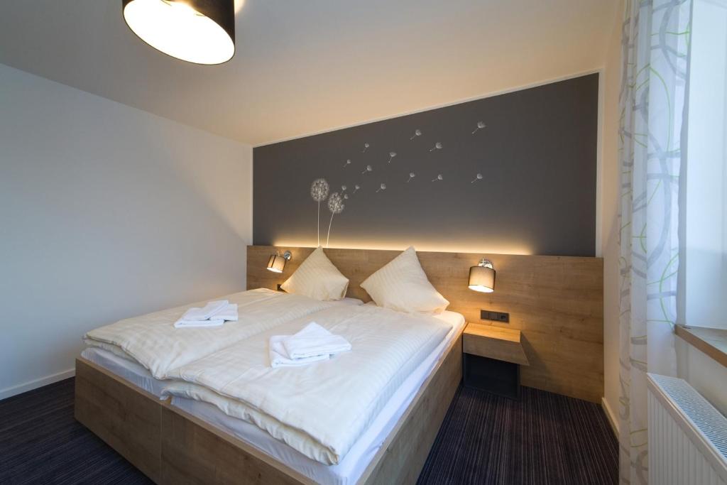 赖讷Landhotel Hopster的一间卧室配有一张床,上面有两条毛巾