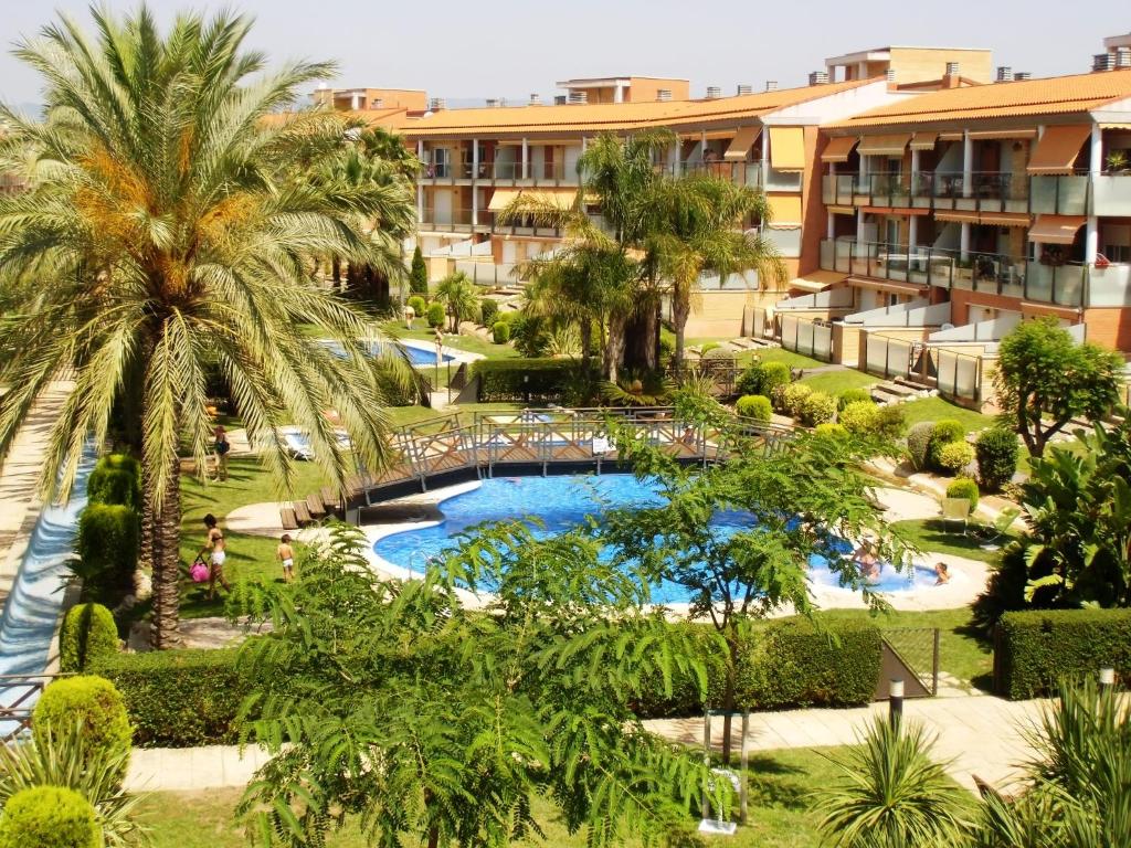 坎布里尔斯Miramar Serveis -Port Marino的享有度假村的空中景致,设有游泳池和棕榈树