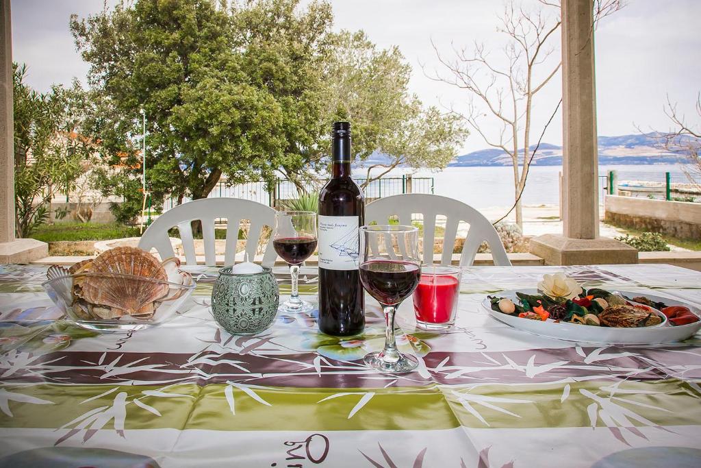 德雷斯Holiday house "Kale"的一张桌子,上面放着一瓶葡萄酒和一盘食物