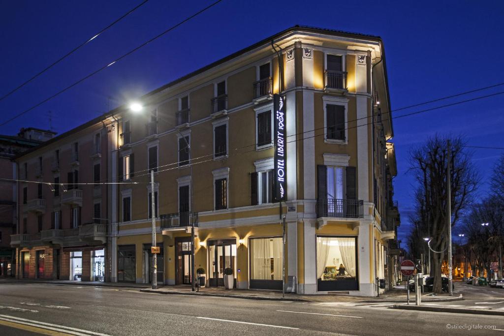 博洛尼亚自由1904精品酒店的城市街道上的一个大型建筑