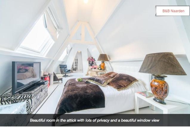 纳尔登纳尔登威斯汀住宿加早餐设计酒店的一间卧室配有一张床和一台电视