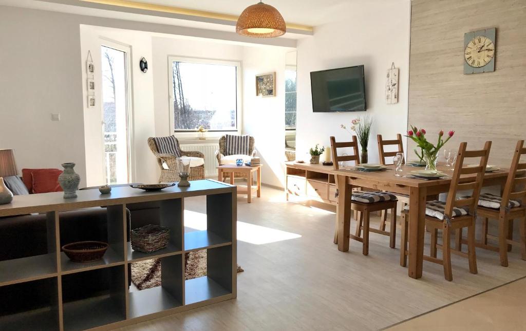 达洛科Apartament dwupokojowy Blue Sea的用餐室以及带桌椅的起居室。