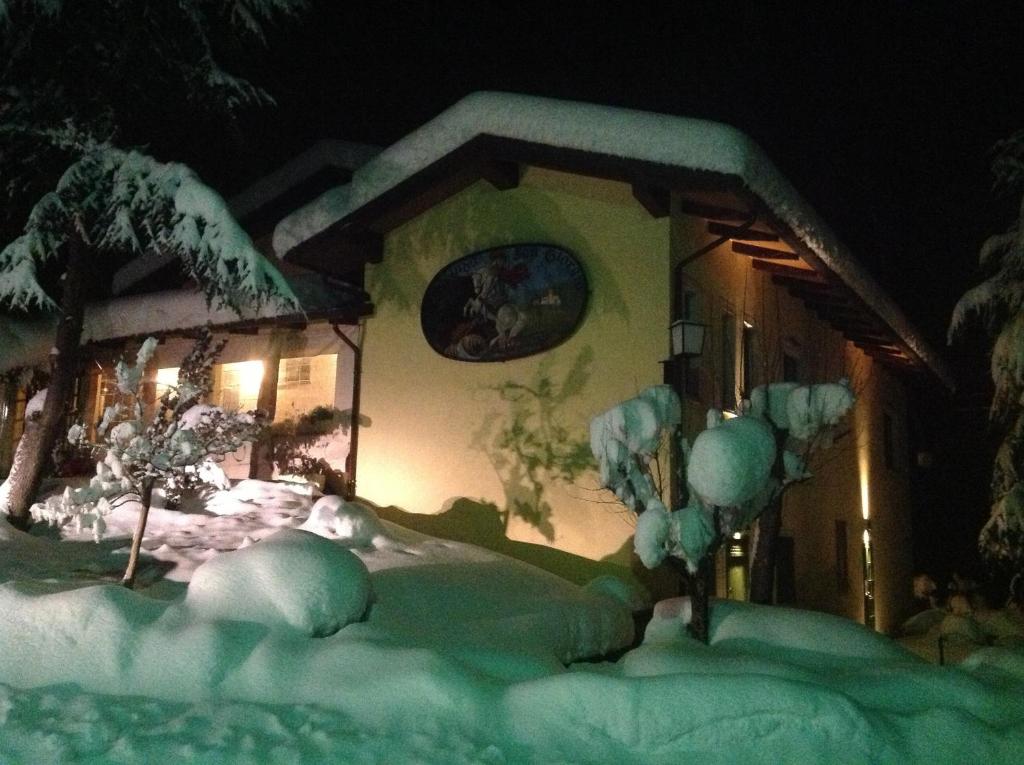 塞斯托拉Locanda San Giorgio的被雪覆盖的房子