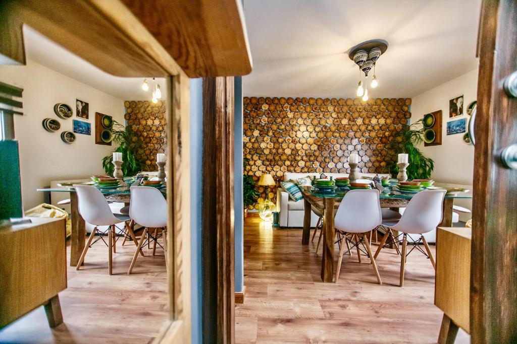 乌贝达La Casa del Alfarero - Premio Andalucia de Artesania的一间带桌椅的用餐室