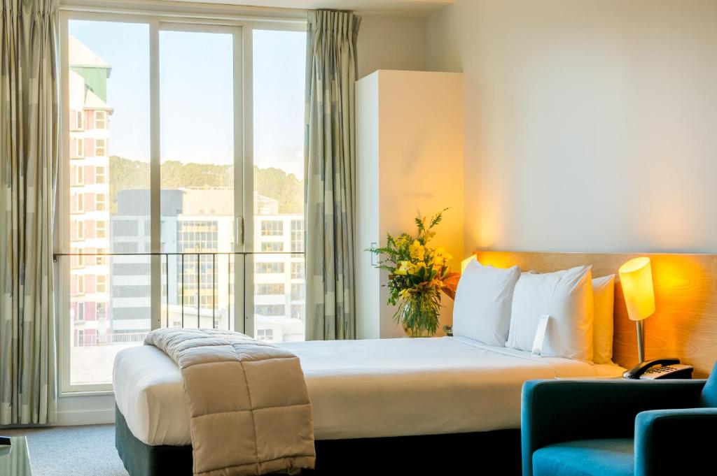 惠灵顿阿斯特里亚公寓酒店的酒店客房设有一张床和一个大窗户