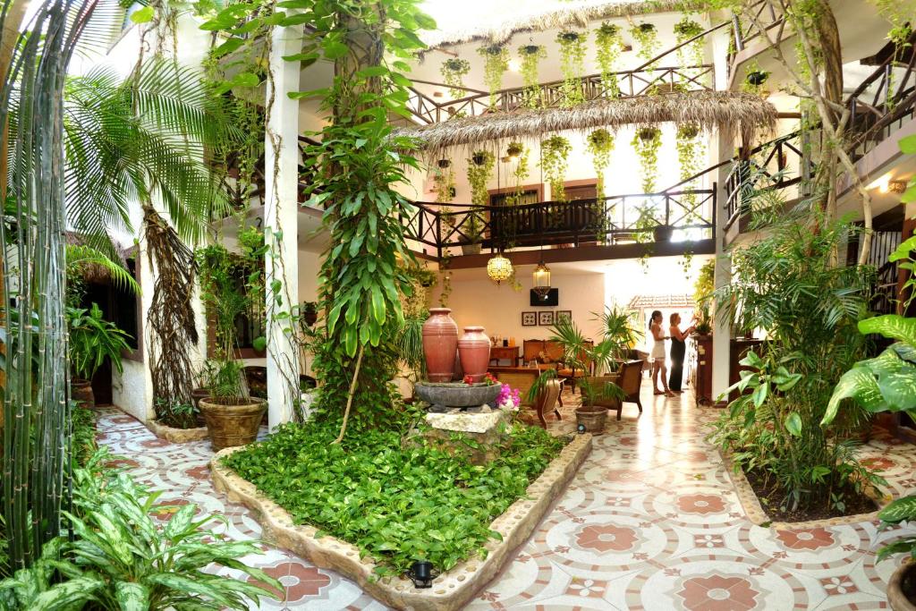 普拉亚卡门波萨达马里波萨第五大道精品酒店的植物建筑中的室内花园