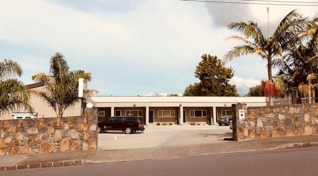 奥克兰凤凰棕榈汽车旅馆的停车场内有停车位的建筑物