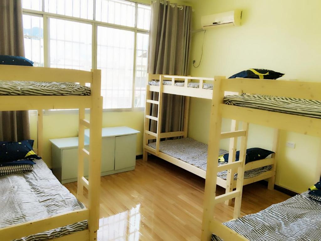 荔波荔波音乐故事国际青年旅舍的客房设有四张双层床和窗户。