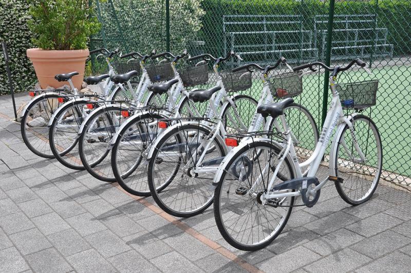 蒂勒尼亚布里斯托尔酒店的停在围栏旁边的一排自行车