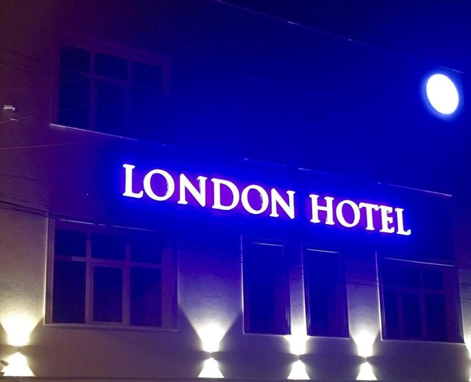 康斯坦察London Hotel的伦敦一家酒店在一座建筑上的 ⁇ 虹灯标志