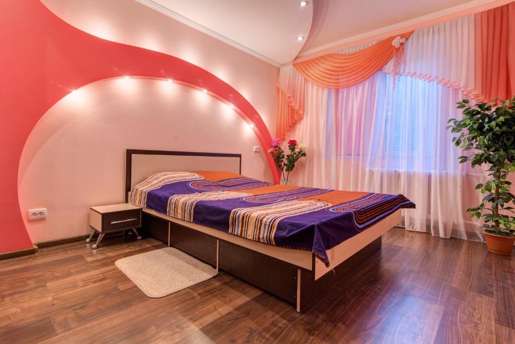 第聂伯罗Apartment on Riverfront of Dnepr的一间卧室设有一张床和一个大窗户