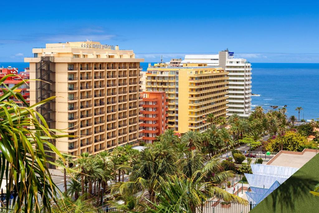 拉克鲁斯碧莱弗体验奥罗塔瓦酒店的享有棕榈树和大海的城市美景。