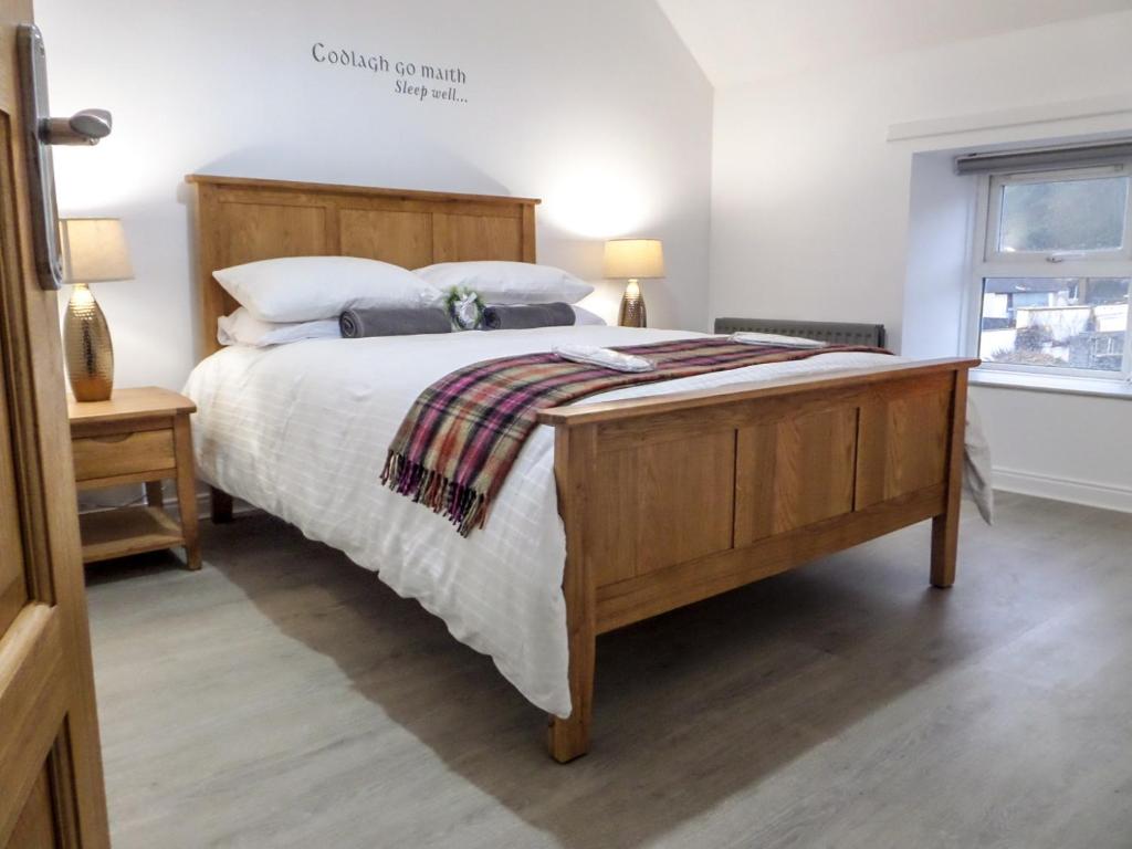 库申多尔Antrim Coast Apartments的一间卧室设有一张大床和一个窗户。