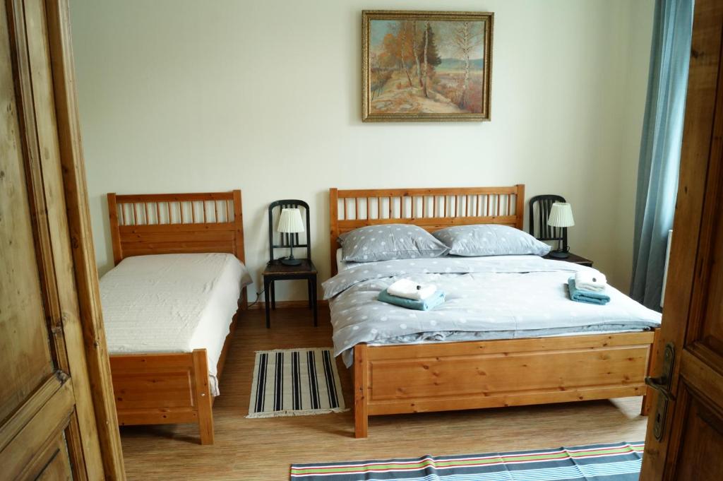 利托梅日采Apartmány Mary的卧室配有两张床,墙上挂着一幅画