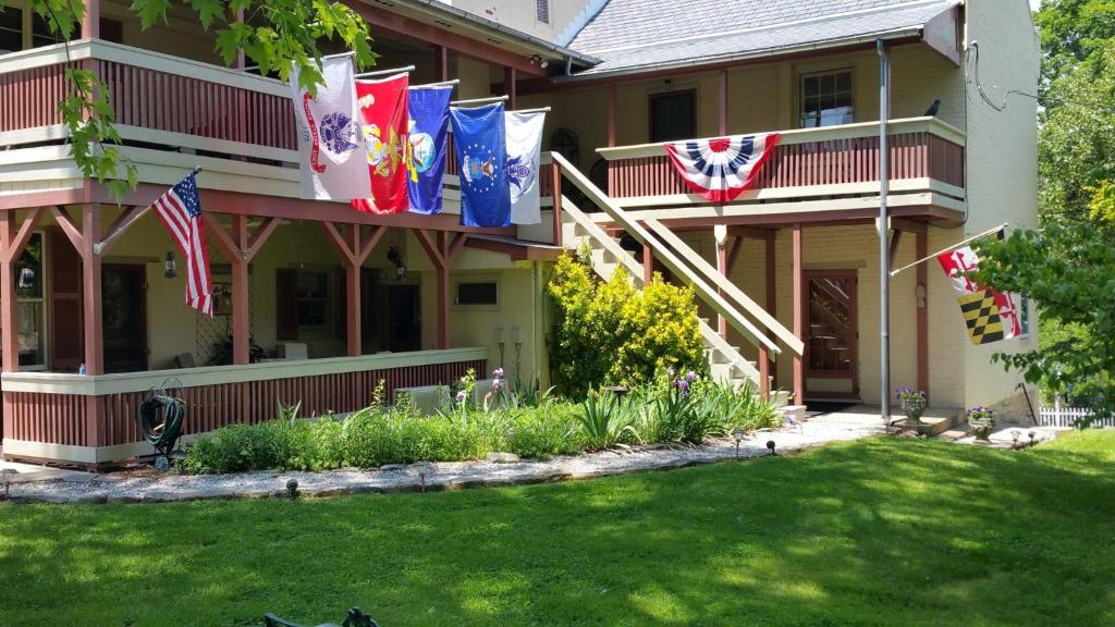SharpsburgJacob Rohrbach Inn的前面有旗帜的房子